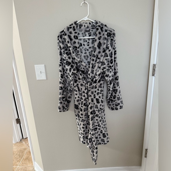 Junior Girls Large Soft and Fuzzy Leopard Print Bathrobe - Picture 1 of 7
